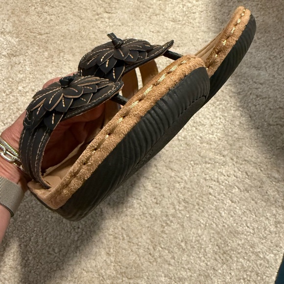 Cliffs “Cove” by WHITE MOUNTAIN Black Sandals with Bow Detail - Picture 4 of 5